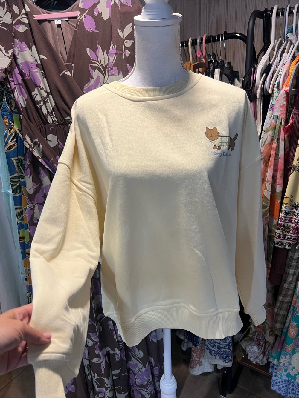 Le Lis Pale Yellow Crewneck Sweatshirt with Small Cat Graphic - Picture 6 of 10